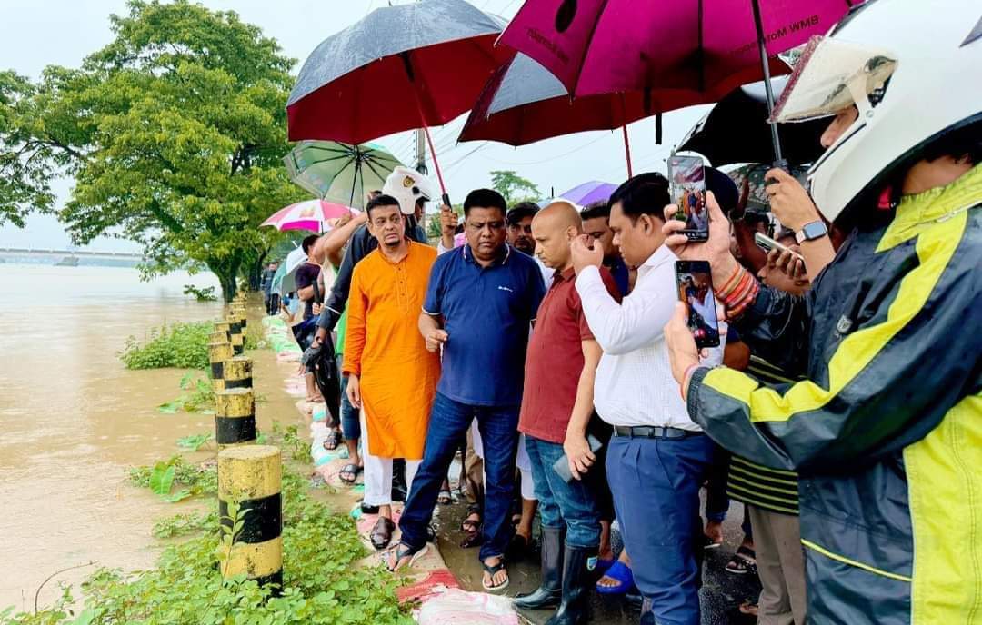 ভারী বৃষ্টি ও উজান থেকে নেমে আসা ঢলে সিলেটের নদ-নদীগুলোর পানি দ্রুত বাড়ায় সিলেট সিটি কর্পোরেশনের অনেক ওয়ার্ডের রাস্তা ঘাটে পানি উঠেছে।
