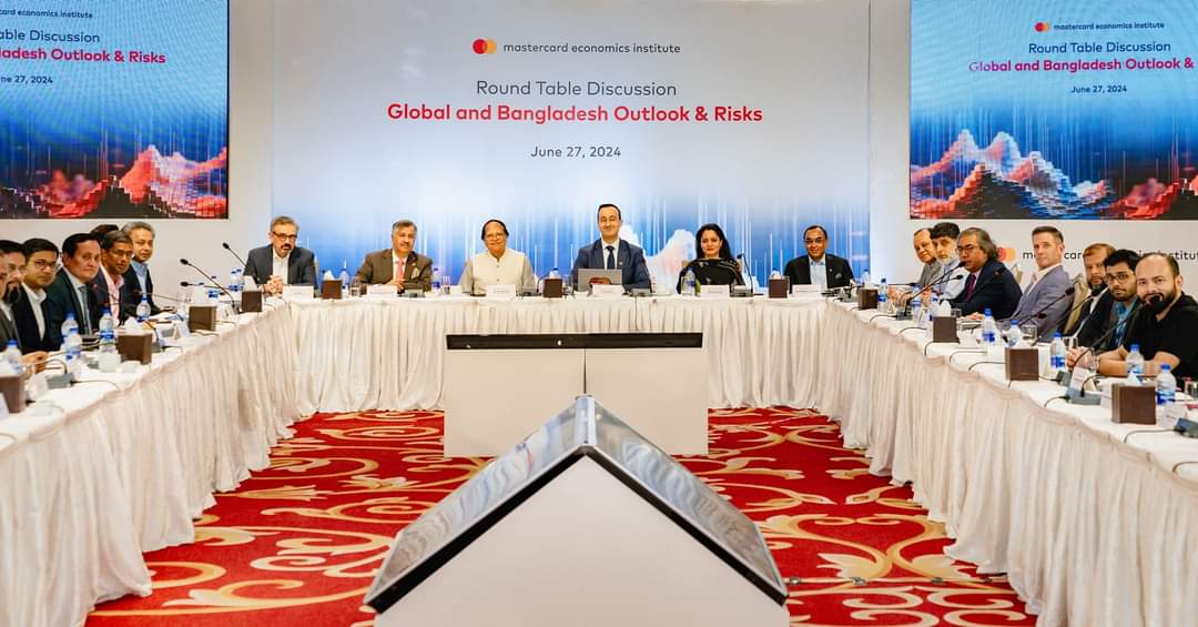 মাস্টারকার্ড ইকোনমিক্স ইনস্টিটিউট শেরাটন ঢাকায় ‘গ্লোবাল অ্যান্ড বাংলাদেশ আউটলুক অ্যান্ড রিস্ক’ শীর্ষক একটি গোলটেবিল বৈঠকের আয়োজন করেছে।