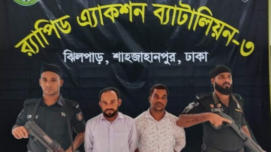 কুমিল্লা সদর দক্ষিণ থানাধীন এলাকা হতে কুখ্যাত মাদক ব্যবসায়ী চক্রের মূলহোতা মোঃ জাহাঙ্গীর আলম (৪০) এবং তার অন্যতম সহযোগী মোঃ জাকির হোসেন (৩৬)‘কে অবৈধ মাদকদ্রব্য আইস ও বিদেশী মদসহ গ্রেফতার করেছে র‍্যাব-৩