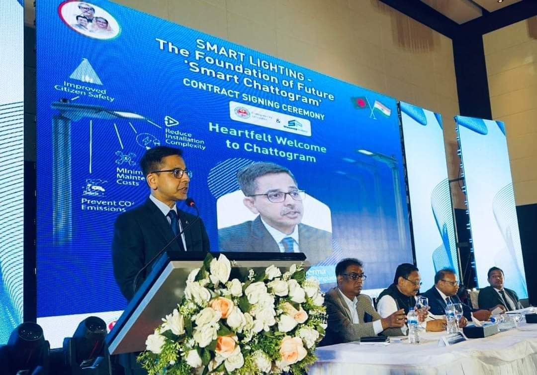 ভারত-বাংলাদেশ উন্নয়ন অংশীদারত্ব চট্টগ্রাম সিটি কর্পোরেশন এলাকায় সিটি স্ট্রিট লাইট সিস্টেমের আধুনিকীকরণের লক্ষ্যে একটি প্রকল্পের জন্য ৬ জুলাই ২০২৪-এ চট্টগ্রামে একটি চুক্তি স্বাক্ষরের মাধ্যমে এক নতুন অধ্যায়ের সাক্ষী হয়। প্রকল্পটি ভারত সরকারের রেয়াতি লাইন অব ক্রেডিট প্রোগ্রামের অধীনে ২৫.৭১ মিলিয়ন মার্কিন ডলারের (প্রায় ৩০০ কোটি টাকা) ক্রেডিট লাইনের মাধ্যমে বাস্তবায়িত হচ্ছে।