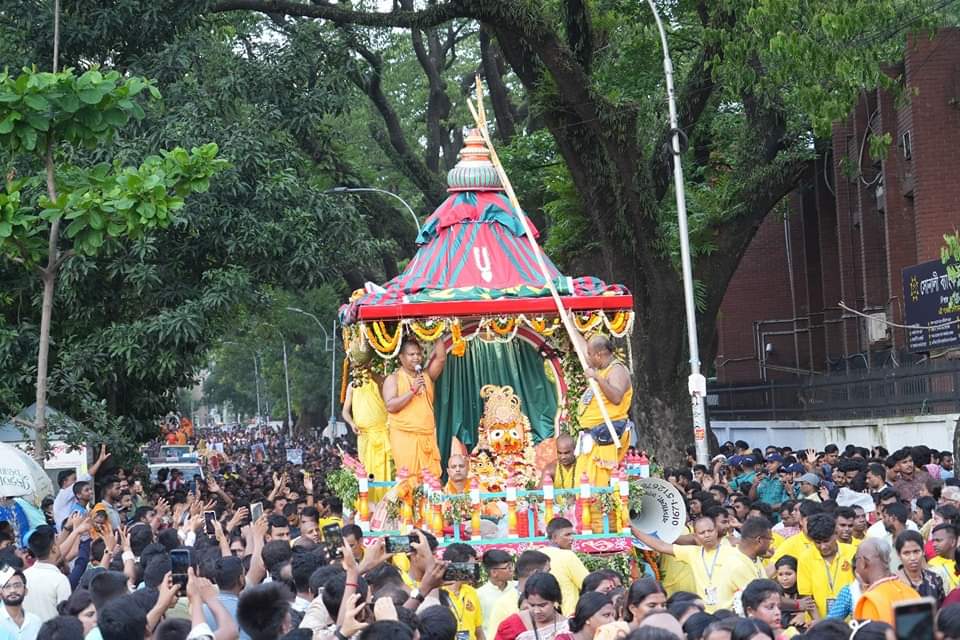 ডিএমপির সার্বিক নিরাপত্তাব্যবস্থায় নির্বিঘ্নে শেষ হলো রথযাত্রার বর্ণাঢ্য শোভাযাত্রা