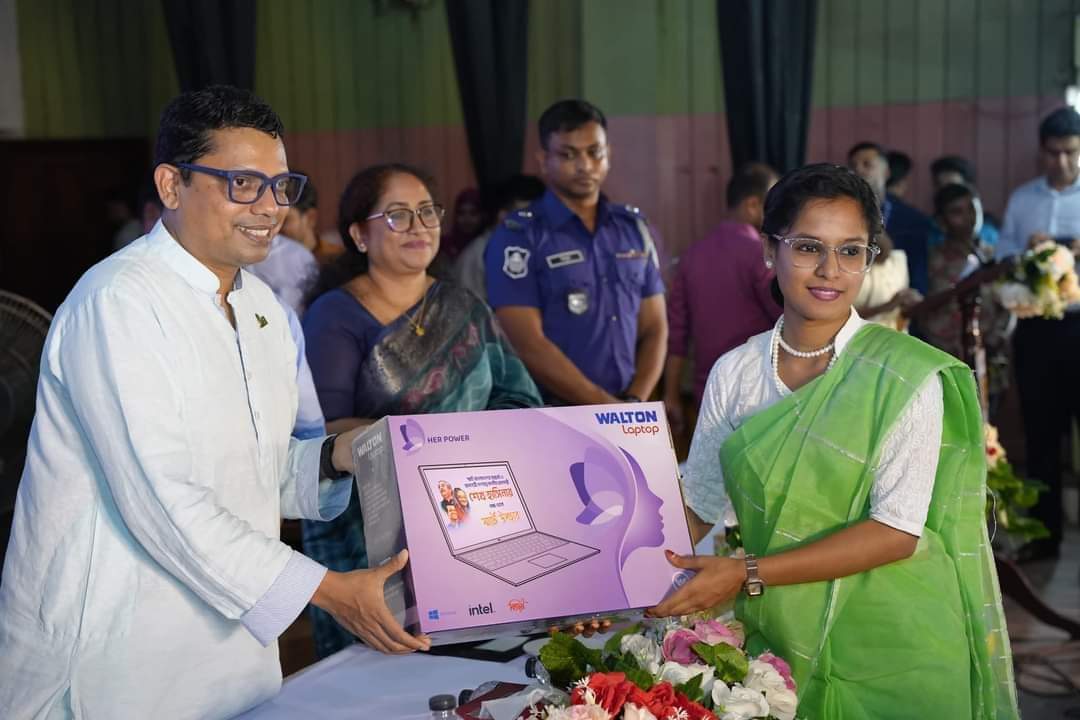 দুটি হাইটেক পার্কের ভিত্তিপ্রস্তর স্থাপন এবং ২৬৫ জন নারী প্রশিক্ষণার্থীকে ল্যাপটপ বিতরণ করলেন প্রতিমন্ত্রী পলক