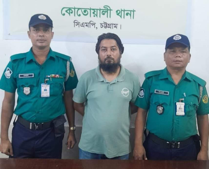 সিএমপির কোতোয়ালী থানার অভিযানে ০২টি সাজা পরোয়ানাভুক্ত আসামি গ্রেফতার।