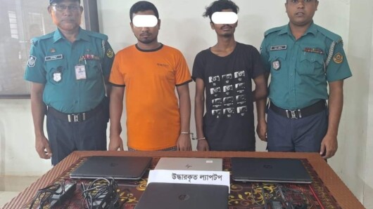 সিএমপির হালিশহর থানার অভিযানে ক্লুলেস চুরির মামলার দুইজন আসামি গ্রেফতার ও চুরি হওয়া ০৪টি ল্যাপটপ উদ্ধার।