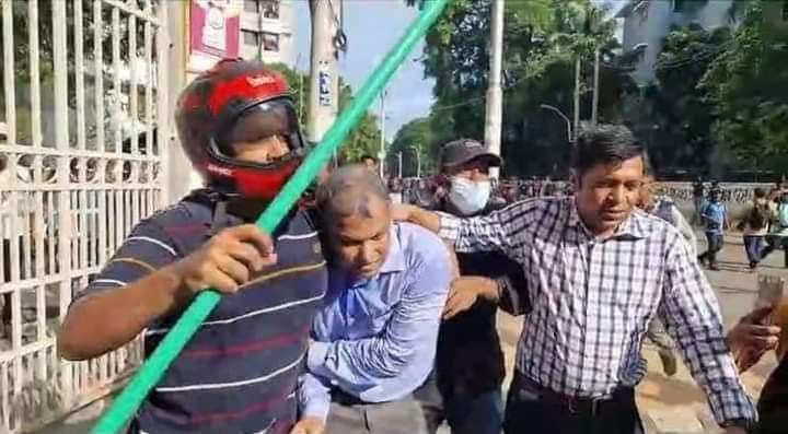 কোটা আন্দোলনকারীদের হামলায় ঢাকা বিশ্ববিদ্যালয়ের আহত ঢাবি’র সহকারী প্রক্টর