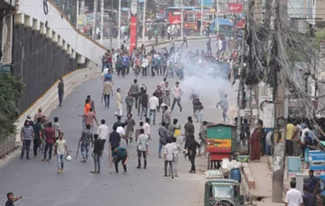 চট্টগ্রামে শাহ আমানাত সেতু এলাকায় পুলিশের সাথে কোটাসংস্কার আন্দোলনকারী শিক্ষার্থীদের সংঘর্ষ