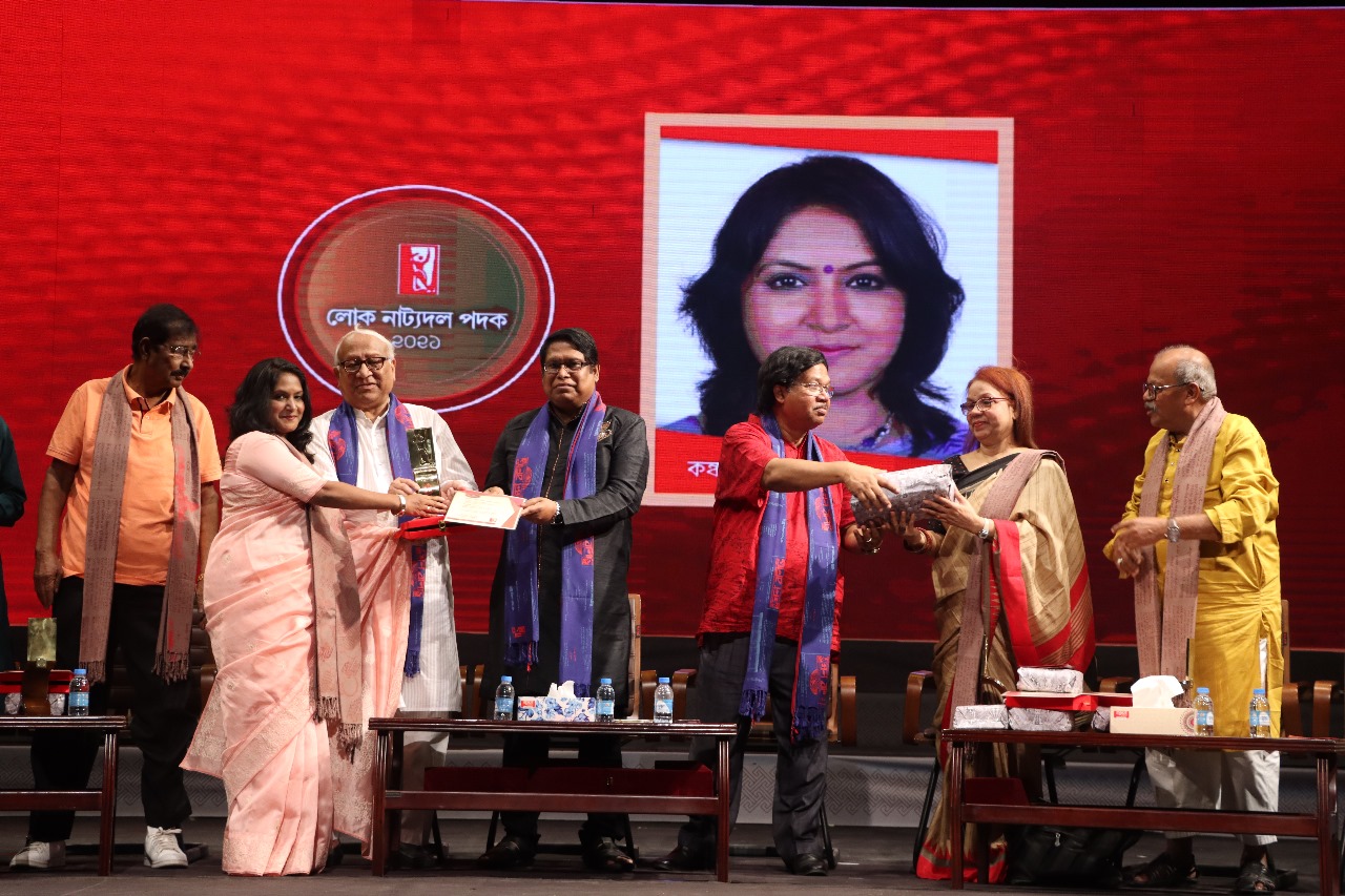 লোক নাট্যদল পদক ২০২১-২২ আড়ম্বর আয়োজনে গুণীজন সম্মাননা পেলেন ৬ নাট্যজন