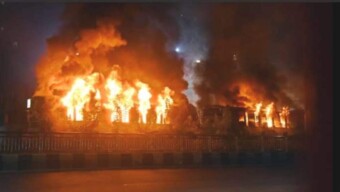 রাজধানীতে জাতীয় প্রেস ক্লাবের সামনে দুইটি বাসে আগুন