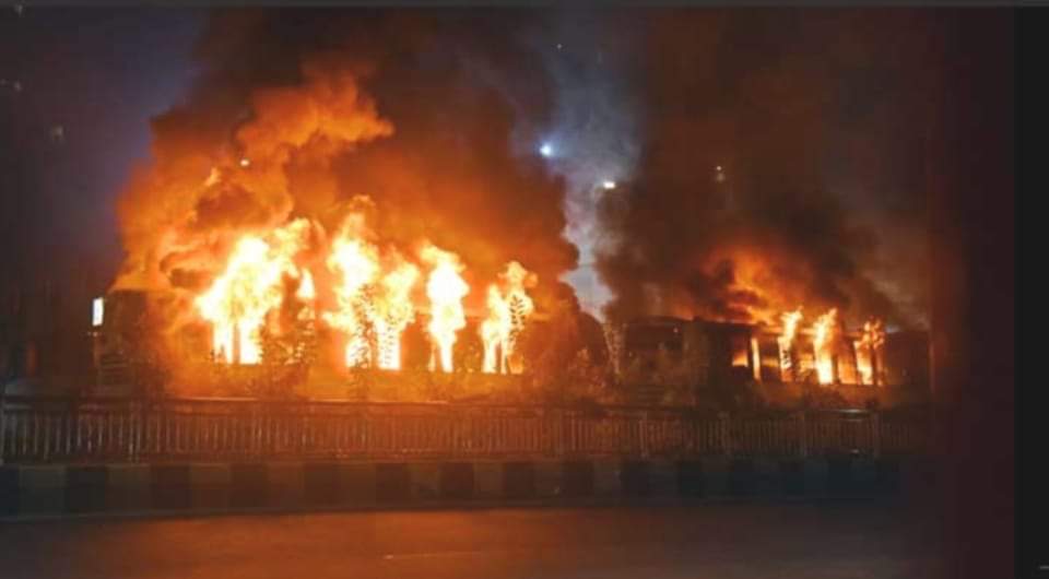 রাজধানীতে জাতীয় প্রেস ক্লাবের সামনে দুইটি বাসে আগুন