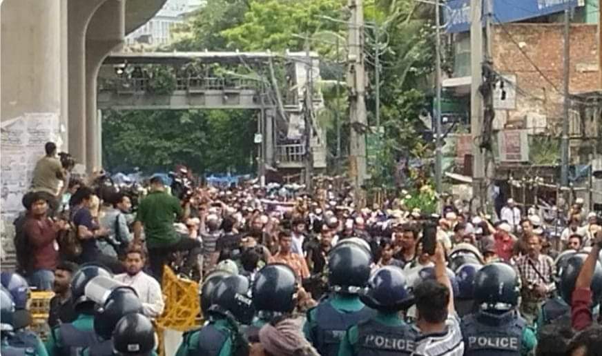 ঢাকায় বায়তুল মোকাররম জুমার নামাজ শেষে কওমি মাদ্রাসা ছাত্র ঐক্যের মিছিল