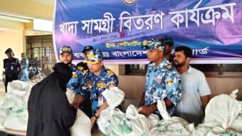 সেন্টমার্টিন দ্বীপবাসিদের মাঝে খাদ্য সামগ্রী বিতরণ করেছে বাংলাদেশ কোস্ট গার্ড