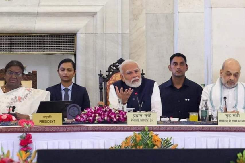 রাজ্যপালের উদ্দেশ্যে কেন্দ্র রাজ্যের মধ্যে কার্যকরী সেতুবন্ধনের কাজ করার আর্জি জানালেন প্রধানমন্ত্রী নরেন্দ্র মোদী।