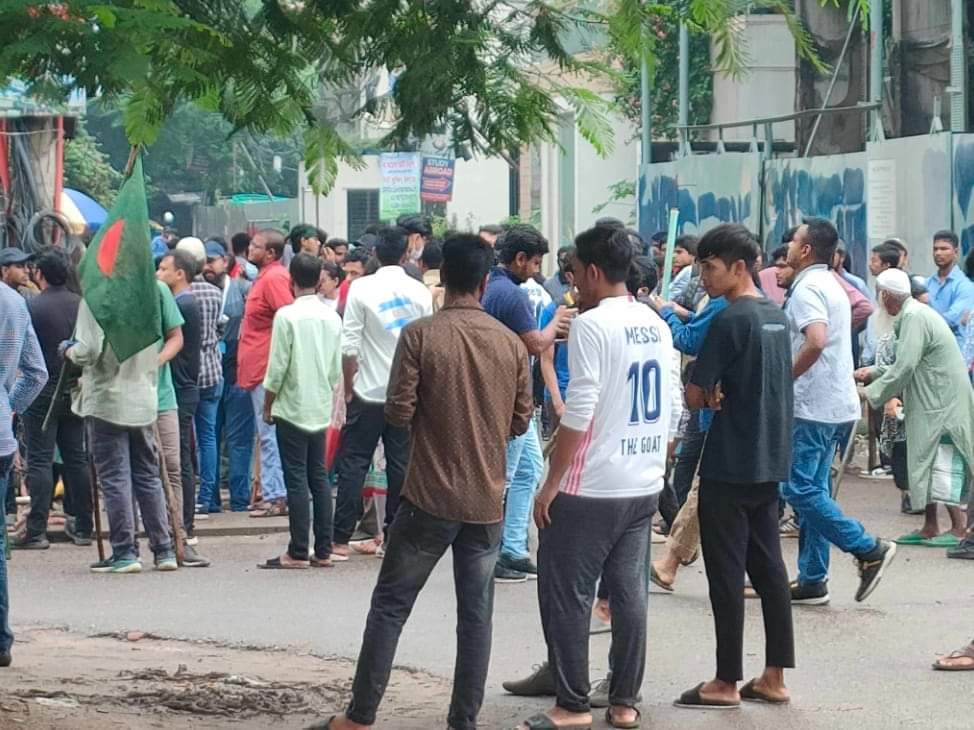 আন্দোলনকারী শিক্ষার্থীদের উদ্দেশ্যে পুলিশ ‘আপনাদের হাতে লাঠি কেন, আমরা আজ ও সহনশীল থাকবো’
