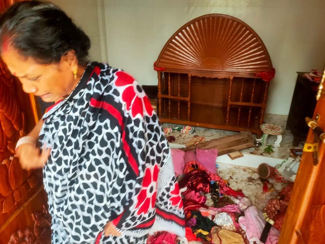 শেরপুর জেলার নালিতাবাড়িতে সংখ্যালঘু হিন্দু পরিবারের বাসায় এবং ব্যবসা প্রতিষ্ঠানে লুটপাট, ভাঙচুর এবং অগ্নিসংযোগের ঘটনা ঘটেছে।