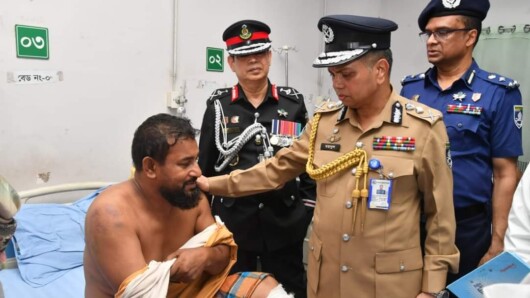 আইজিপি জনাব মোঃ ময়নুল ইসলাম এনডিসি আজ শুক্রবার সকালে আহত পুলিশ সদস্যদের দেখতে কেন্দ্রীয় পুলিশ হাসপাতালে যান। তিনি তাদের শারীরিক অবস্থার খোঁজখবর নেন এবং সর্বোচ্চ চিকিৎসা সেবা প্রদানের জন্য নির্দেশ দেন।