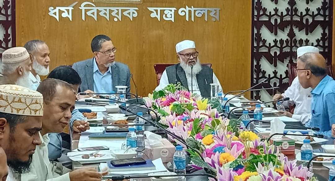 ধর্ম মন্ত্রণালয়ের কর্মকর্তাদের সাথে মতবিনিময় করলেন অন্তবর্তী কালীন উপদেষ্টা ড. আ. ফ. ম. খালিদ হোসেন