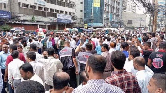 মতিঝিলে ইসলামী ব্যাংকের সামনে দুই পক্ষের পাল্টাপাল্টি অবস্থান কর্মীদের বিক্ষোভ,গুলিতে আহত কয়েকজন