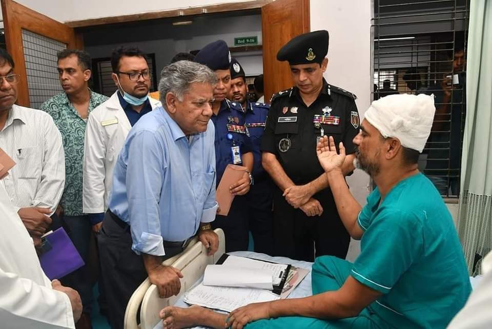 আহত পুলিশ সদস্যদের রাজারবাগ পুলিশ হাসপাতালে দেখতে যান:স্বরাষ্ট্র উপদেষ্টা