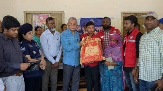 খাগড়াছড়িতে বানভাসীদের মাঝে ছুটে যান পার্বত্য চট্টগ্রাম বিষয়ক উপদেষ্টা