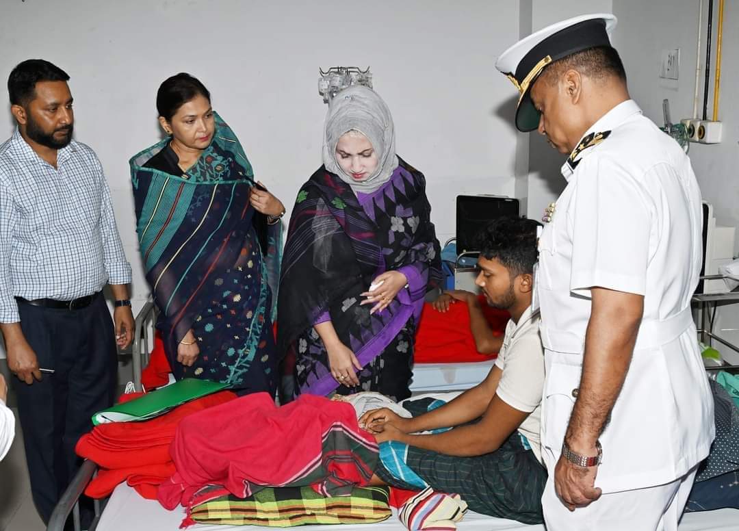 বাংলাদেশ নৌবাহিনী পরিবার কল্যাণ সংঘ (বিএনএফডব্লিউএ) এর সভানেত্রী এবং সহ-সভানেত্রী ঢাকার সম্মিলিত সামরিক হাসপাতাল (সিএমএইচ) এ (২৩ আগষ্ট ২০২৪) শুক্রবার চিকিৎসারত বৈষম্য বিরোধী ছাত্র আন্দোলনে আহত শিক্ষার্থীদের চিকিৎসার খোঁজ খবর নেন এবং তাদের সুস্থতা কামনা করেন। উল্লেখ্য, সশস্ত্র বাহিনীর আন্তরিকতায় আহত শিক্ষার্থীদের সিএমএইচ, ঢাকায় উন্নত মানের চিকিৎসা প্রদান করা হচ্ছে।