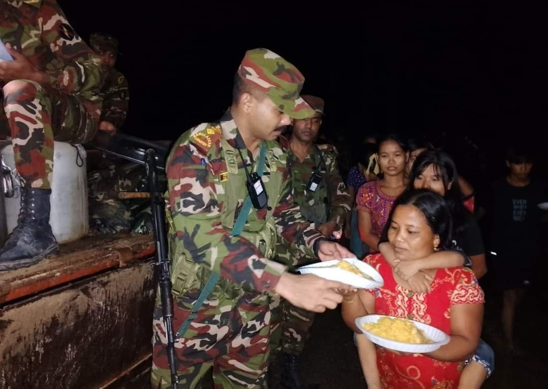 খাগড়াছড়িতে বন্যা কবলিত অসহায় মানুষের পাশে বাংলাদেশ সেনাবাহিনী