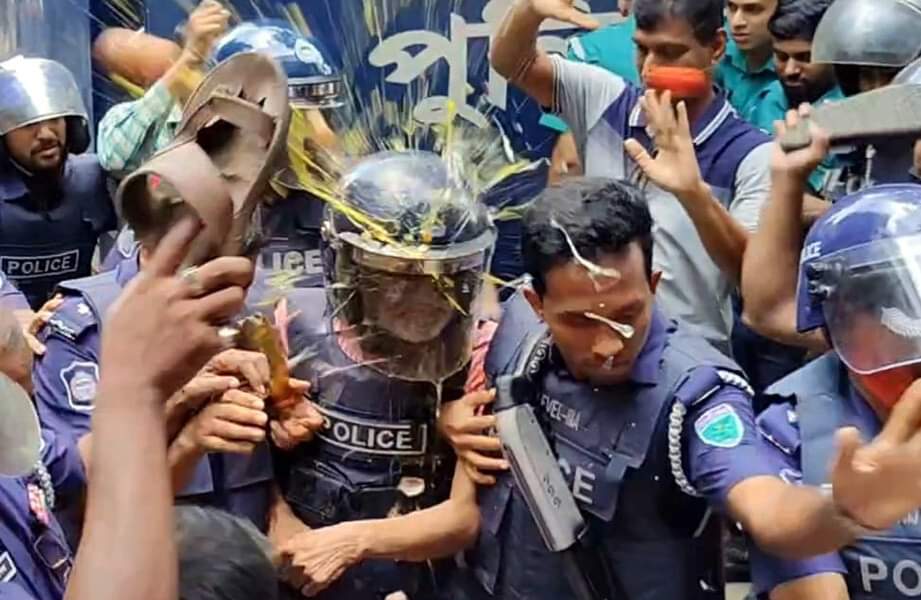 সুপ্রীমকোর্টের বিচারপতি এ এইচ এম শামসুদ্দিন চৌধুরী মানিককে কারাগারে পাঠিয়েছেন আদালত