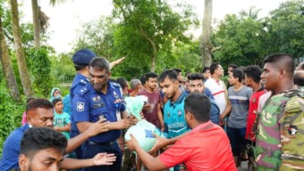 বন্যাদুর্গত এলাকায় ত্রাণ ও উদ্ধার তৎপরতা অব্যাহত রেখেছে পুলিশ