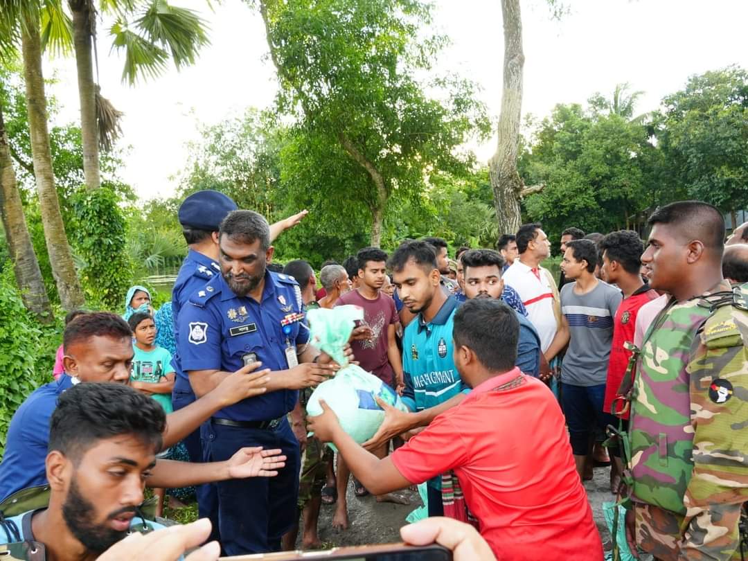বন্যাদুর্গত এলাকায় ত্রাণ ও উদ্ধার তৎপরতা অব্যাহত রেখেছে পুলিশ