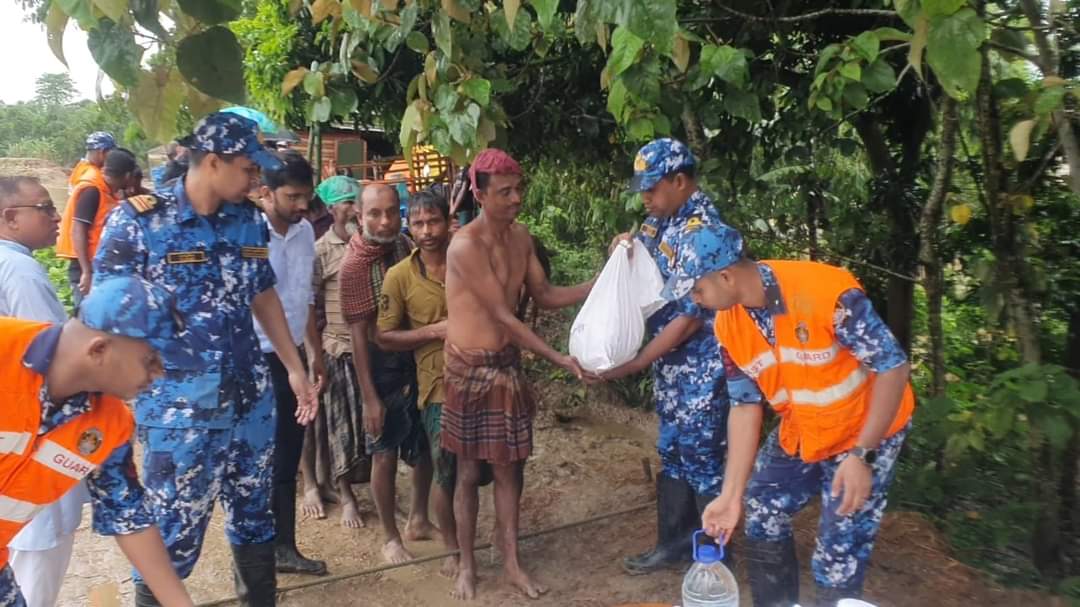 মৌলভীবাজার জেলার কুলাউড়া উপজেলা বন্যার্তদের মাঝে ত্রাণ সহায়তা কার্যক্রম পরিচালনা করছে বাংলাদেশ কোস্ট গার্ড