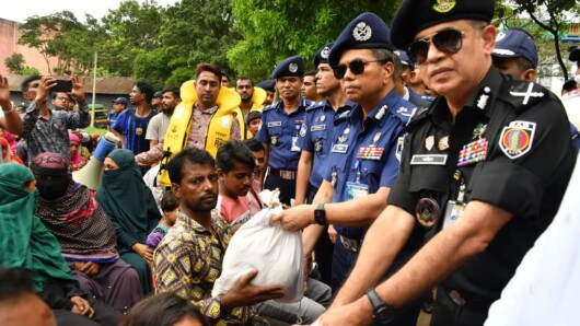 বন্যাকবলিত এলাকা পরিদর্শন ও ত্রাণ বিতরণ করলেন আইজিপি