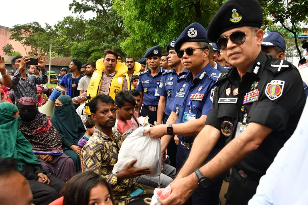 বন্যাকবলিত এলাকা পরিদর্শন ও ত্রাণ বিতরণ করলেন আইজিপি