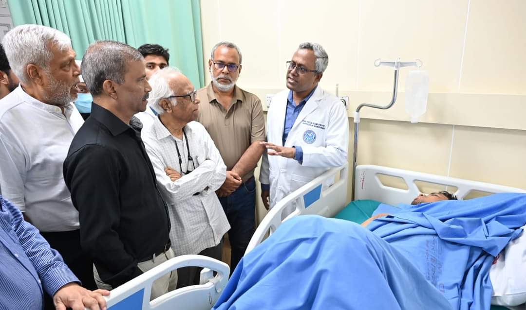আহত ছাত্রদের দেখতে ঢামেকে শিক্ষা উপদেষ্টা