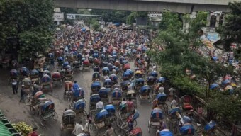 শাহবাগ চত্বর অবরোধ করে রিকশাচালকদের বিক্ষোভ