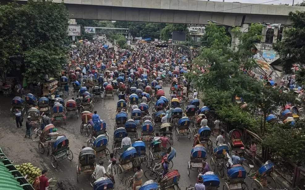 শাহবাগ চত্বর অবরোধ করে রিকশাচালকদের বিক্ষোভ