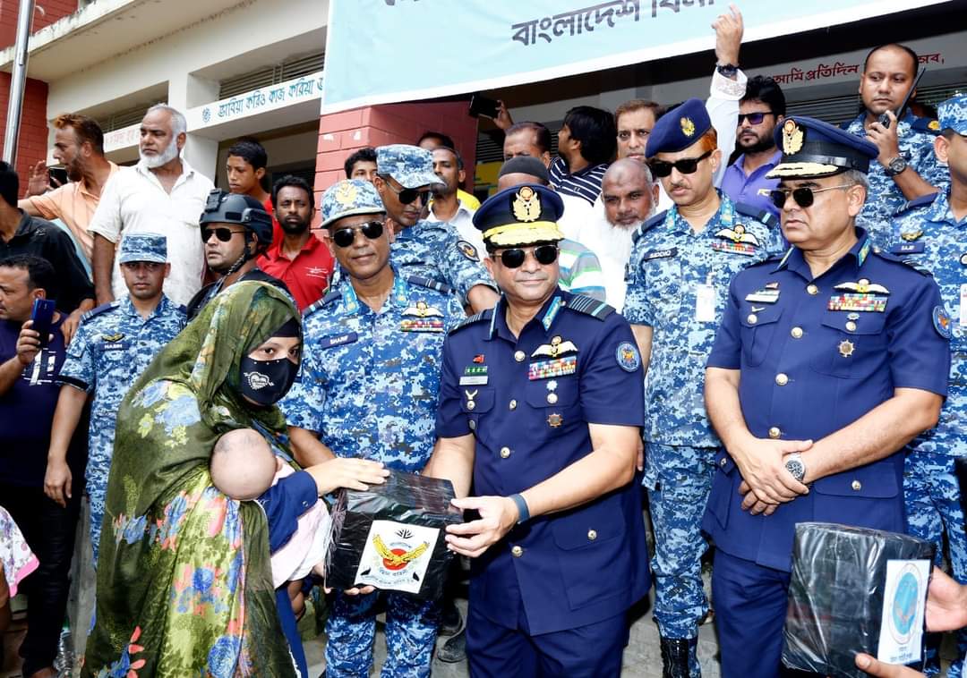 ফেনীর দুর্গাপুরে বন্যাকবলিত এলাকা পরিদর্শন করলেন বিমান বাহিনী প্রধান