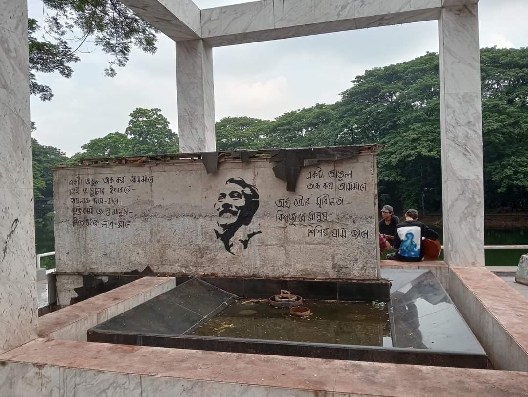 বৈষম্যবিরোধী ছাত্র-জনতার দখলে ধানমন্ডি ৩২ নম্বর