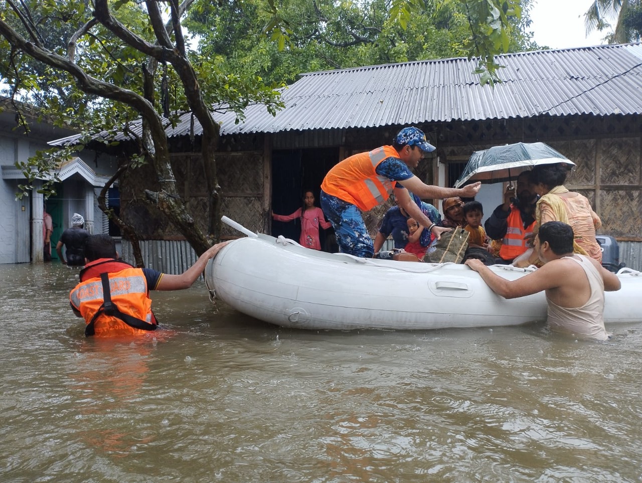 ফেনী জেলার বন্যার্তদের উদ্ধার ও ত্রাণ সহায়তা কার্যক্রম পরিচালনা করছে বাংলাদেশ কোস্ট গার্ড
