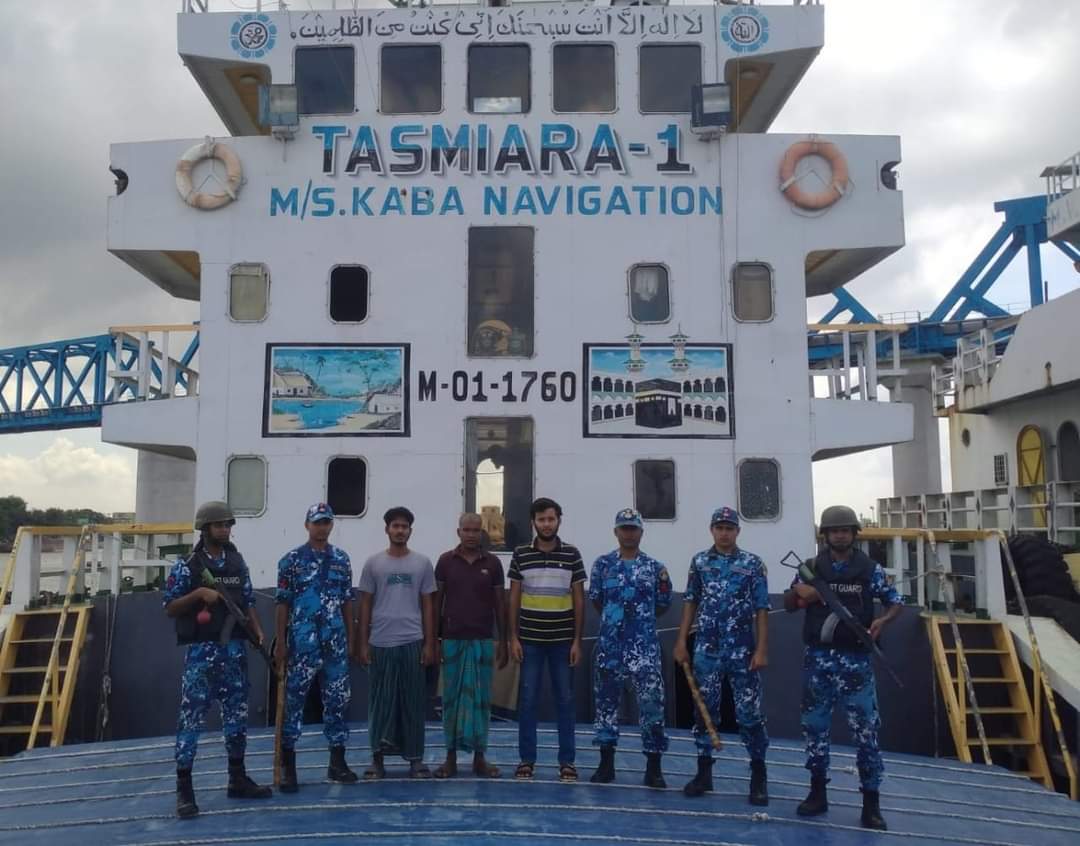কোস্ট গার্ডের অভিযানে চাঁদাবাজদের জিম্মি হওয়া ০৩ নাবিক উদ্ধার