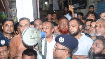 চট্টগ্রাম মেট্রোপলিটন পুলিশের মান্যবর পুলিশ কমিশনার মহোদয়ের আশ্বাসে কোতোয়ালী থানাধীন চেরাগী পাহাড় মোড় এলাকায় উদ্ভুত অনাকাঙ্ক্ষিত উত্তেজনাকর পরিস্থিতির আপাতত শান্তিপূর্ণ সমাপ্তি