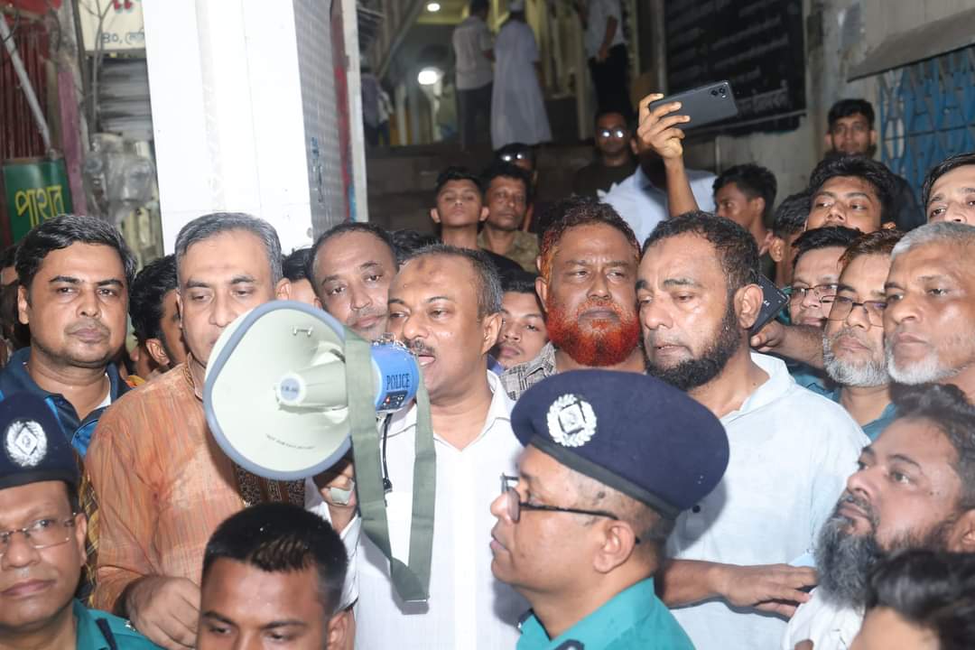 চট্টগ্রাম মেট্রোপলিটন পুলিশের মান্যবর পুলিশ কমিশনার মহোদয়ের আশ্বাসে কোতোয়ালী থানাধীন চেরাগী পাহাড় মোড় এলাকায় উদ্ভুত অনাকাঙ্ক্ষিত উত্তেজনাকর পরিস্থিতির আপাতত শান্তিপূর্ণ সমাপ্তি