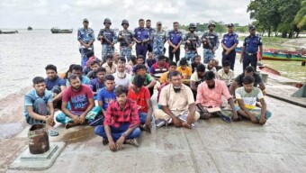 চাঁদপুরে অবৈধভাবে বালু উত্তোলনকালে ০৬ টি বাল্কহেড এবং ০৭ টি ড্রেজারসহ ৩৩ জন দুষ্কৃতকারীকে আটক করেছে কোস্ট গার্ড