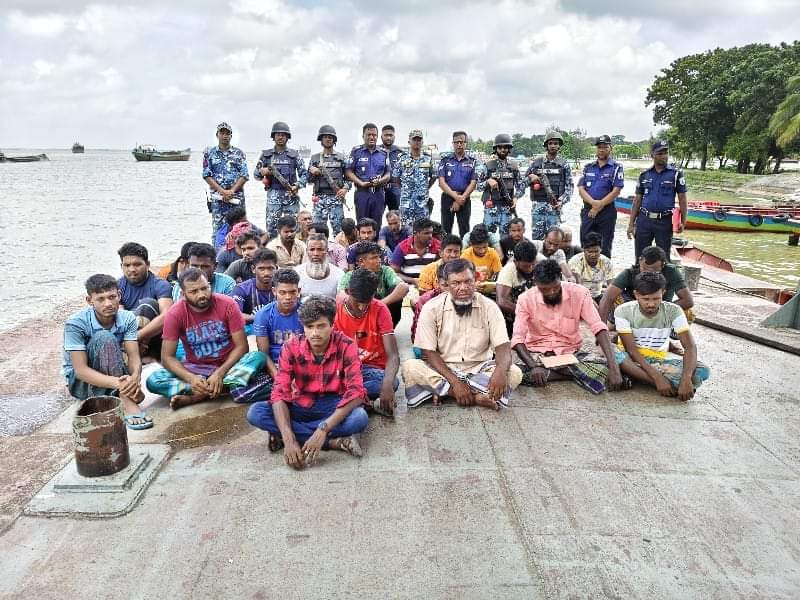 চাঁদপুরে অবৈধভাবে বালু উত্তোলনকালে ০৬ টি বাল্কহেড এবং ০৭ টি ড্রেজারসহ ৩৩ জন দুষ্কৃতকারীকে আটক করেছে কোস্ট গার্ড