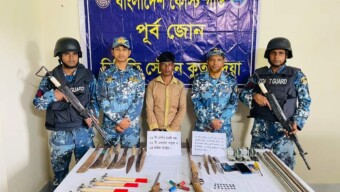 কুতুবদিয়ায় দুইটি পৃথক অভিযানে ০২ টি আগ্নেয়াস্ত্র ০৪ রাউন্ড গোলাসহ বিপুল দেশীয় অস্ত্র এবং ০১ জন ডাকাত আটক করেছে বাংলাদেশ কোস্ট গার্ড