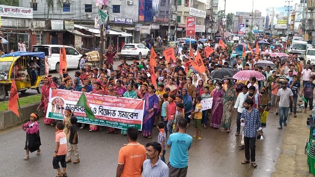 পার্বত্য চট্টগ্রামের খাগড়াছড়িতে মানববন্ধন ও বি;ক্ষো;ভ সমাবেশ করেছে বাংলাদেশ হিন্দু জাগরন মঞ্চ খাগড়াছড়ি জেলা শাখা। দেশব্যাপী হিন্দুদের উপর নি;র্যা;তন, ঘর-বাড়ি, ব্যবসা প্রতিষ্ঠান, মঠ-মন্দিরে আক্র;মণের প্রতিবাদে এ মানববন্ধন ও বি;ক্ষো;ভ সমাবেশ আয়োজন করা হয় । আয়োজিত সমাবেশ থেকে সরকারের কাছে ৮ দফা বাস্তবায়নের আহবান জানানো হয়।