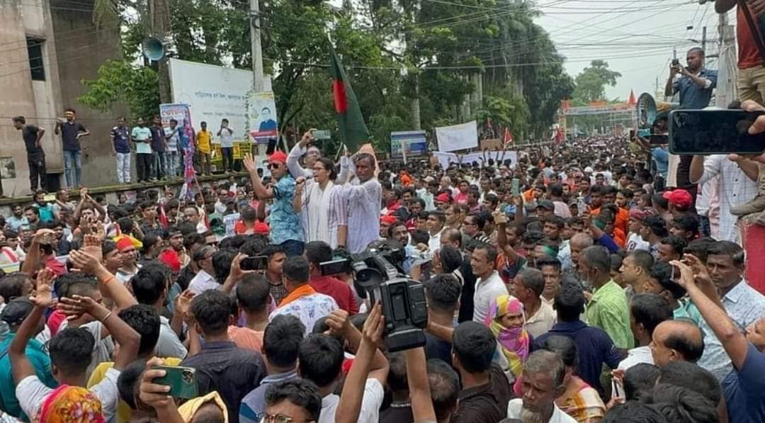 গোপালগঞ্জে হিন্দু সম্প্রদায়ের বাড়িঘর-মন্দিরে হামলা সমাবেশে জনতার ঢল শ্লোগান মুখরিত‘আমার মাটি, আমার মা,দেশ ছেড়ে কোথাও যাব না’,