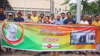 বাংলা সাহিত্যের কবি সুনীল গঙ্গোপাধ্যায়ের বংশভিটা দখল, প্রতিবাদী কবিতা পাঠ