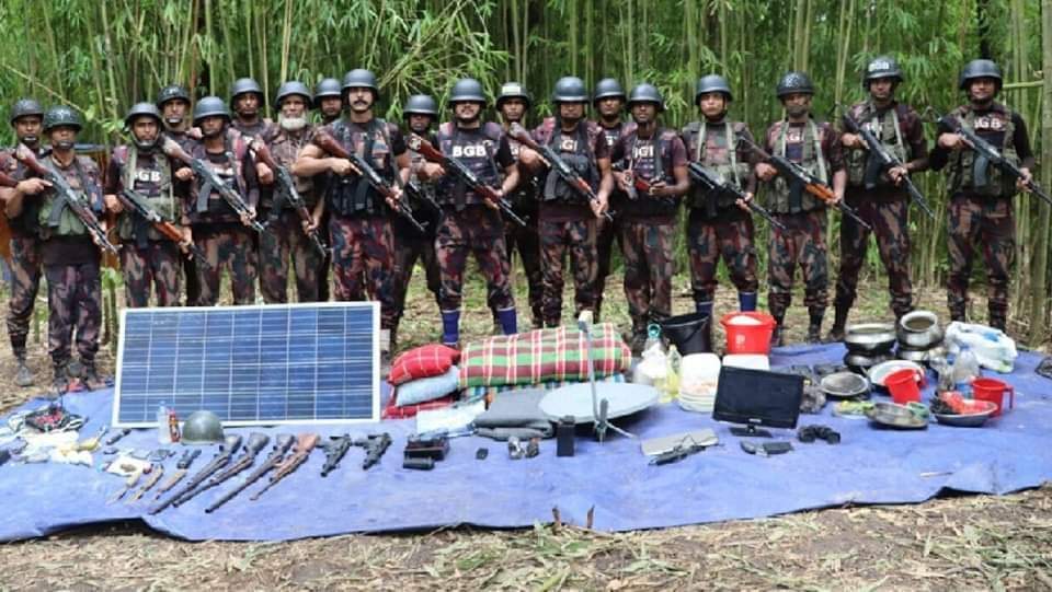 বান্দরবানের দুর্গম পাহাড়ে অভিযান চালিয়ে অস্ত্র-গোলাবারুদ, ড্রোন ও সিগন্যাল জ্যামারসহ অত্যাধুনিক প্রযুক্তির বিভিন্ন সরঞ্জামাদি উদ্ধার করেছে সীমান্তরক্ষী বাহিনী বিজিবি
