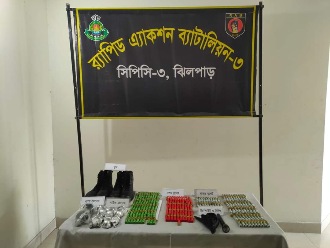 ঢাকা জেলার দক্ষিণ কেরানীগঞ্জ থানাধীন বসুন্ধরা রিভারভিউ আবাসিক এলাকায় অভিযান পরিচালনা করে পরিত্যক্ত অবস্থায় ১৩১টি রাবার বুলেট (শর্ট গান), ১৮১টি লিড বুলেট (শর্ট গান), ০৬টি সাউন্ড গ্রেনেড, ০২টি গ্যাস গ্রেনেড, ০৩ জোড়া ব্যবহৃত বুট (পুলিশের), ০১টি টর্চ লাইট এবং ০১টি সিলিং উদ্ধার করেছে র‍্যাব ৩।