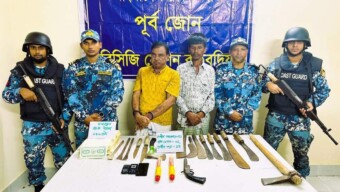 কুতুবদিয়ায় কোস্ট গার্ডের অভিযানে ০১ টি পিস্তল, ০২ টি প্যারাস্যুট রকেট হ্যান্ডফ্লেয়ার ও বিপুল দেশীয় অস্ত্রসহ আটক ০২