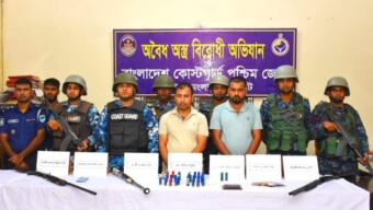 খুলনার মোংলায় কোস্ট গার্ডের অভিযানে ০২ বিদেশি আগ্নেয়াস্ত্র, বিপুল পরিমাণ গোলাবারুদসহ যুবলীগ কর্মী সাদ্দাম হোসেন ও তার সহযোগী আটক